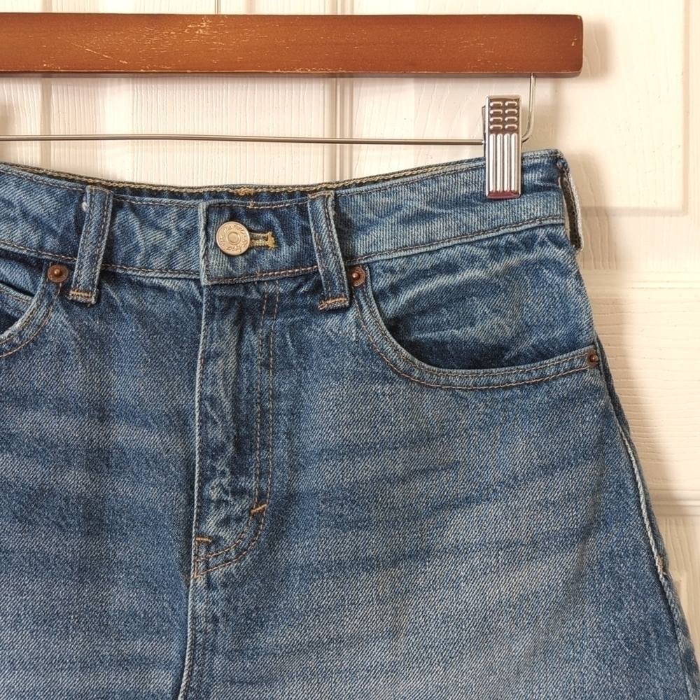 We The Free Bailey Medium Wash High Waisted Frayed Raw Hem Denim Mini Skirt 25 - Picture 2 of 12